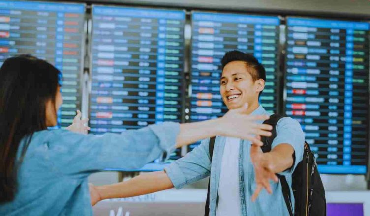 limitazione degli abbracci in aeroporto