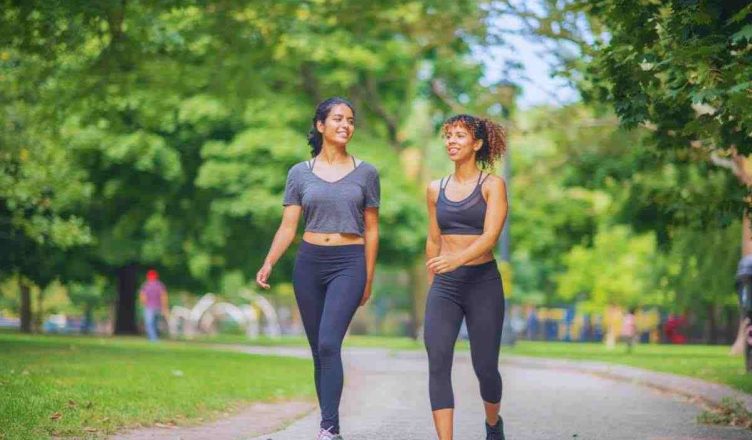 camminare per bruciare calorie:il gesto importante da fare