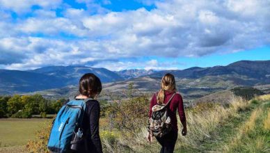 persone in cammino con zaino in spalla