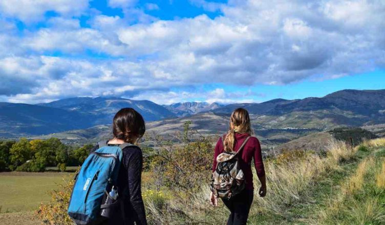 persone in cammino con zaino in spalla