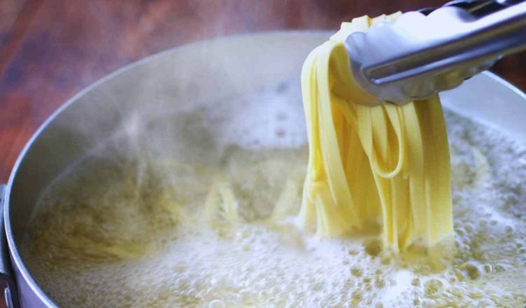 i tanti usi dell'acqua della pasta