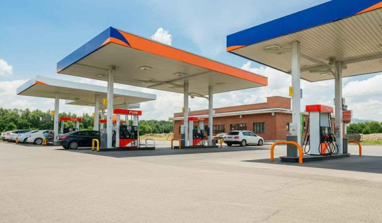 La sorprendente discesa dei prezzi: 10 centesimi in meno per la benzina grazie alle pompe bianche