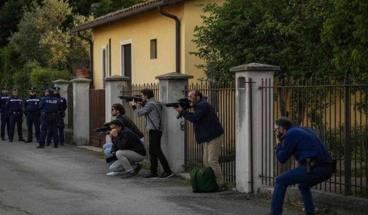 Spari a Cosenza: l'inviato di Pomeriggio 5 aggredito mentre cercava di intervistare il papà dei fratellini maltrattati