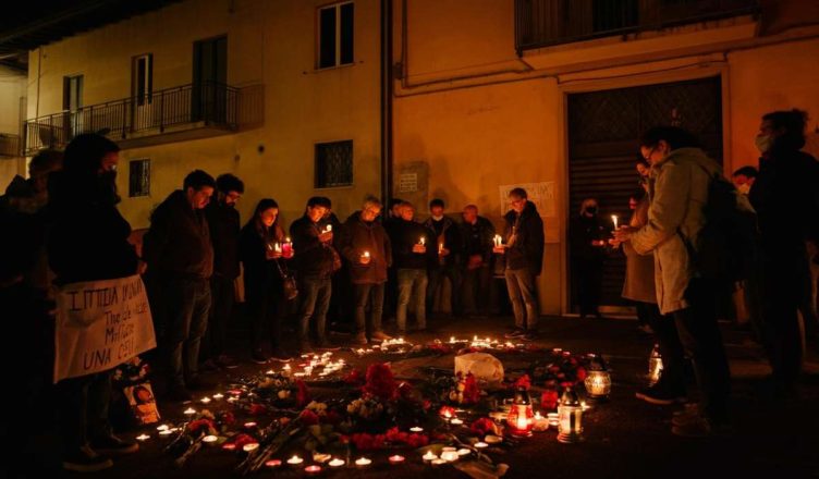 Un dramma giovanile a Piacenza: la madre chiede giustizia per la figlia di 13 anni morta, il fidanzatino a processo