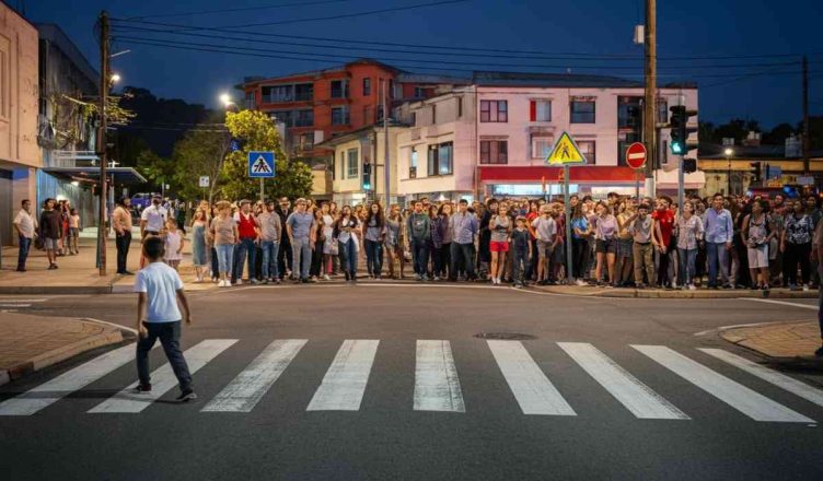 Fuga dopo l'incidente: 15enne investita sulle strisce e portata in ospedale